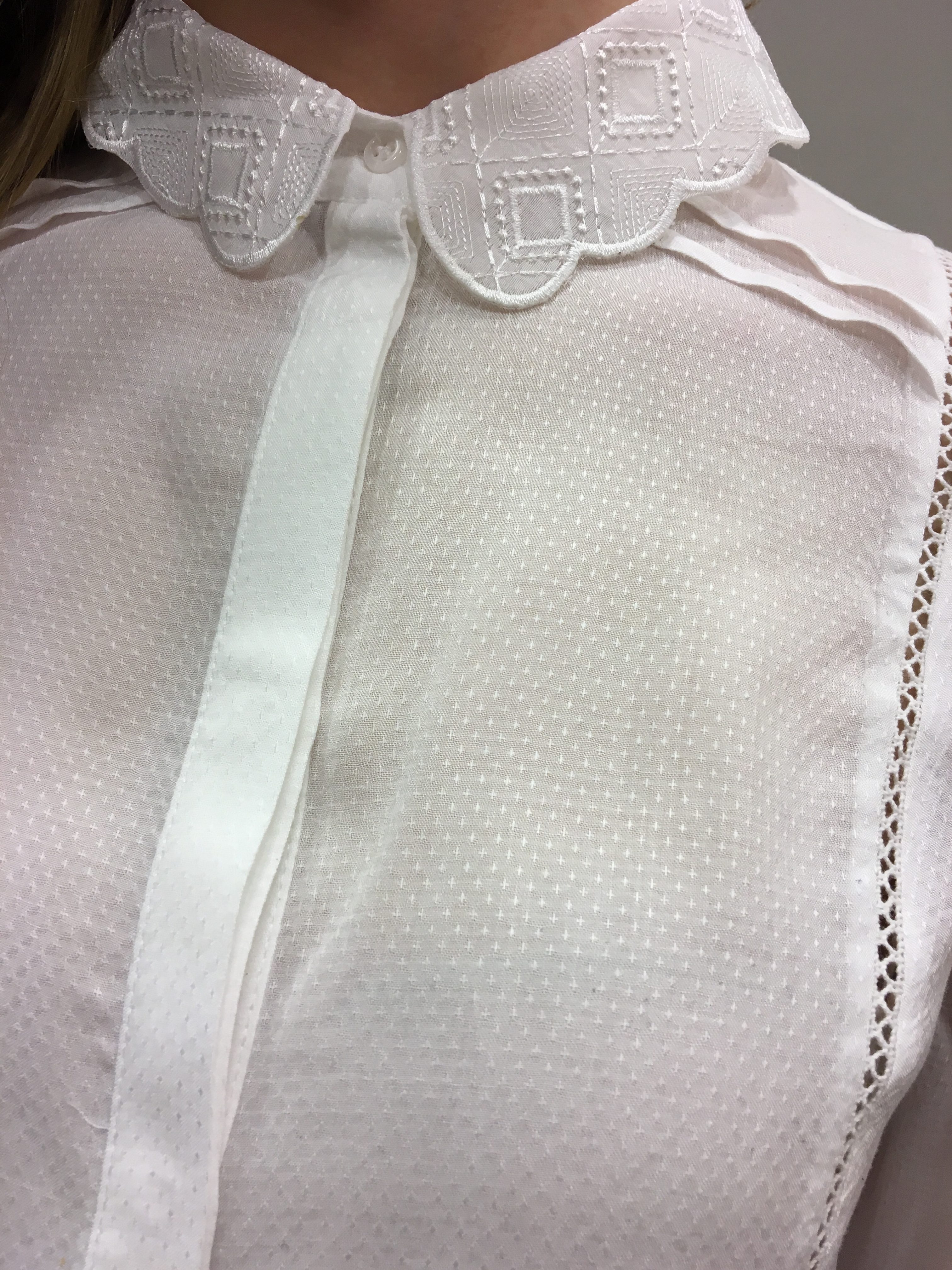 Détail col chemise NAF NAF