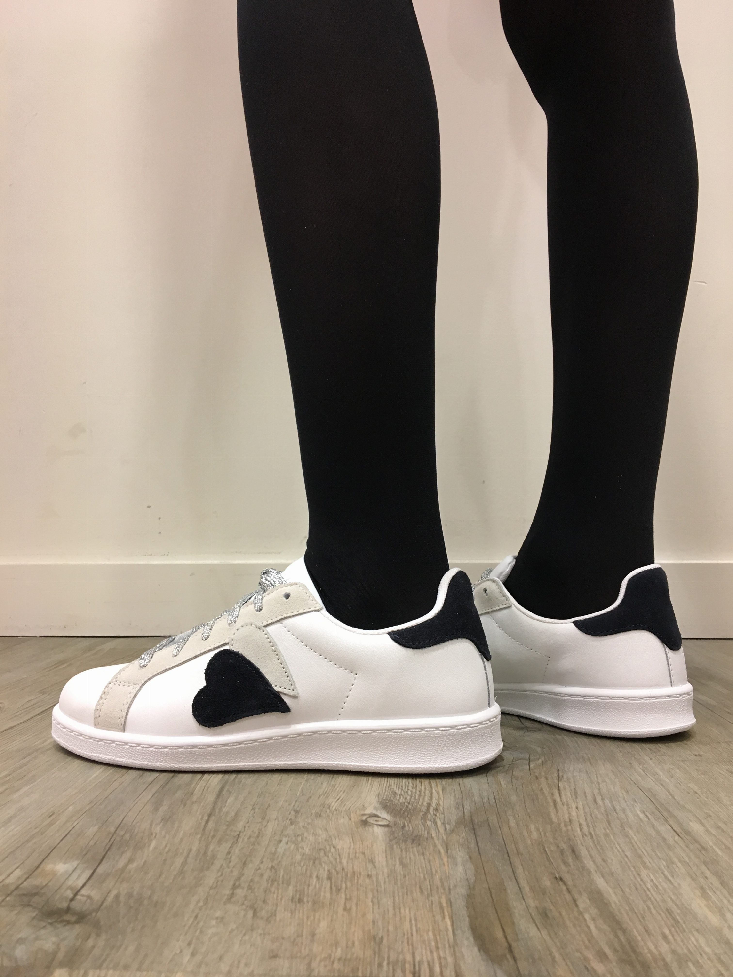 Détail baskets NAF NAF