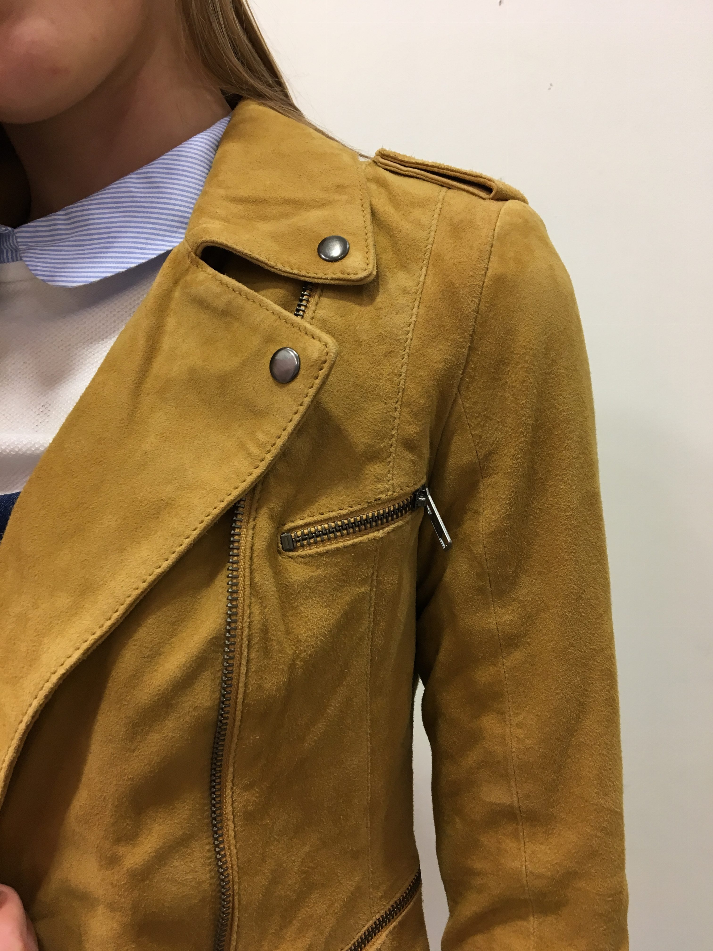 Détail cuir moutarde NAF NAF