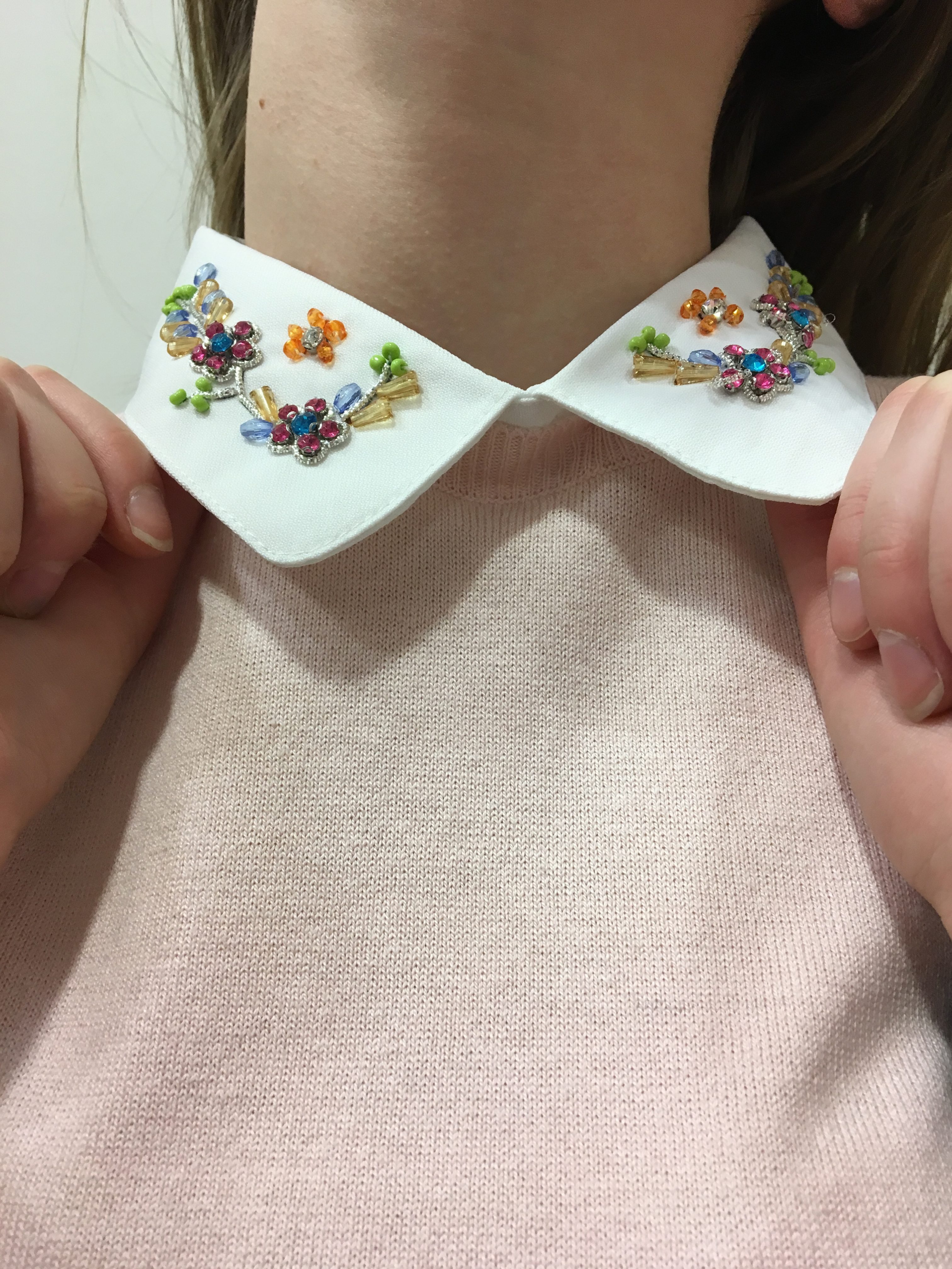 Détail col claudine pull rose poudré