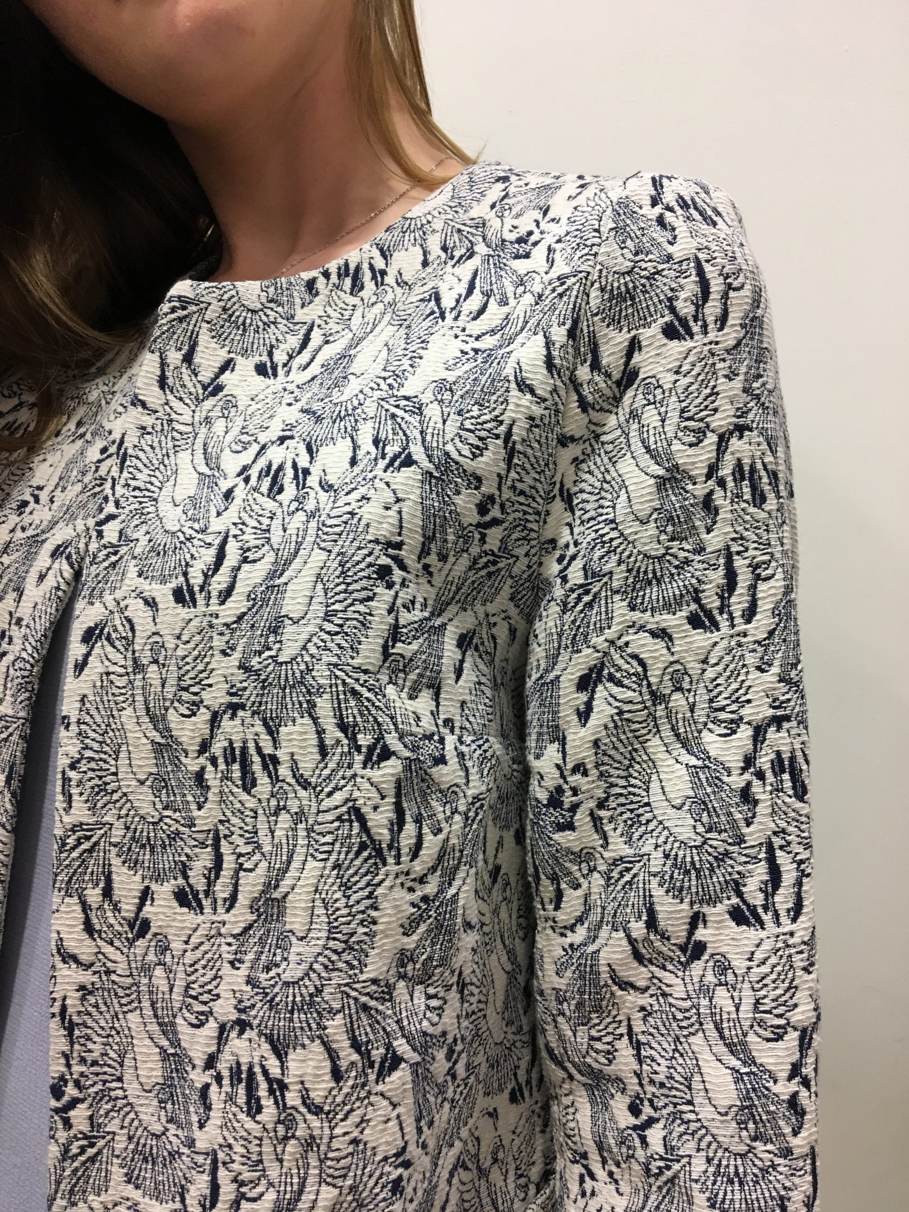 Détail manteau jacquard perroquet NAF NAF