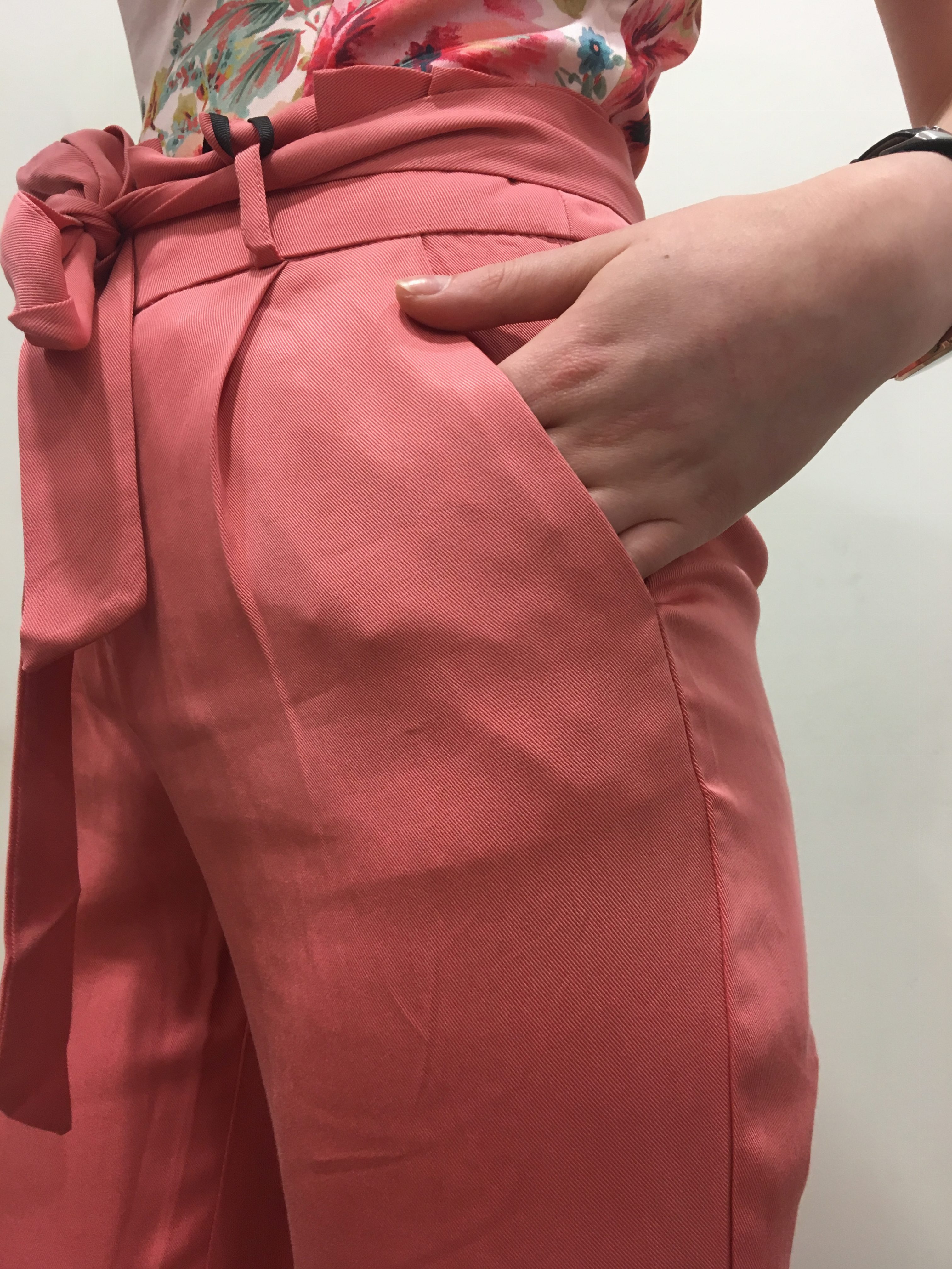 Détail pantalon NAF NAF paperbag pêche