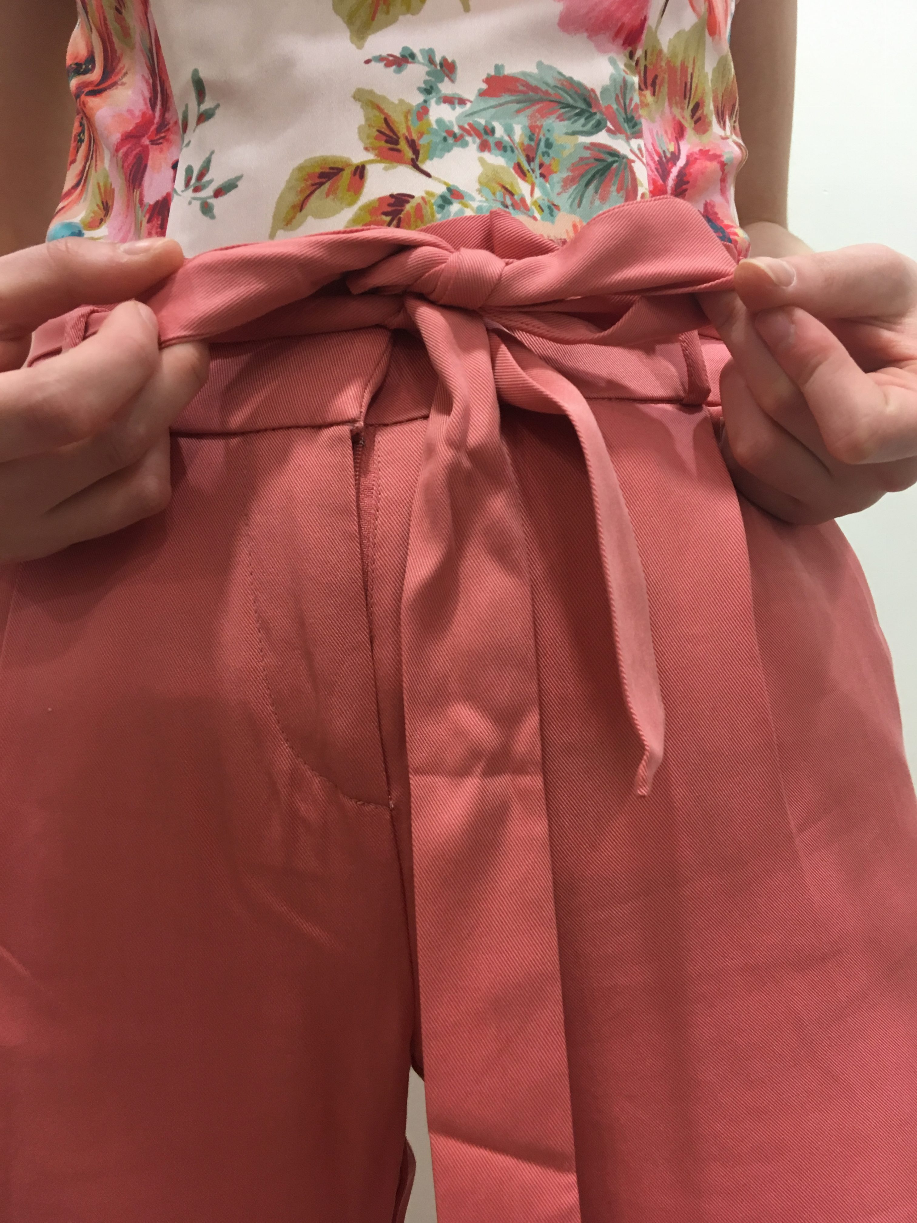 Détail pantalon paperbag NAF NAF