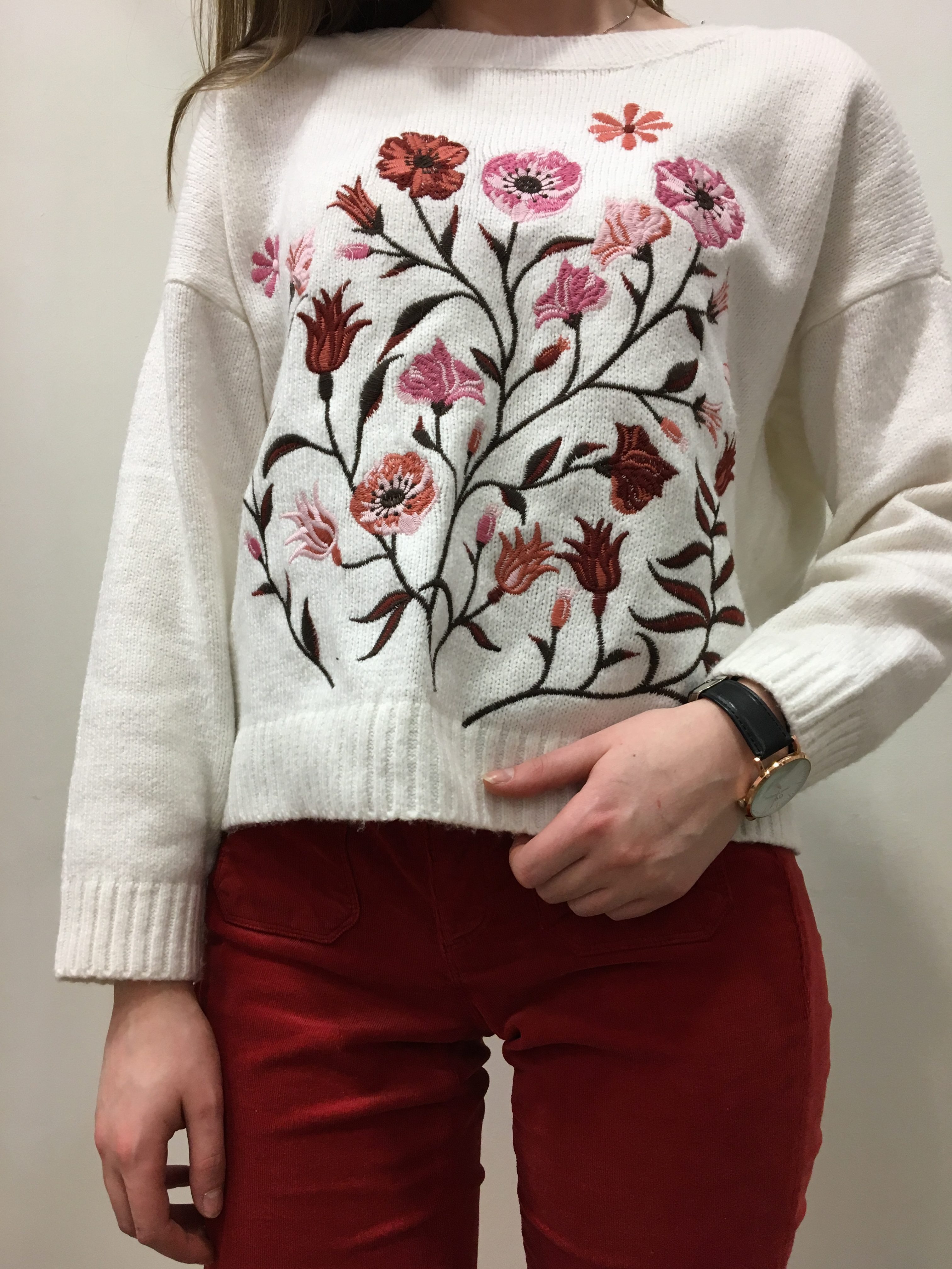 Pull écru NAF NAF et fleurs roses