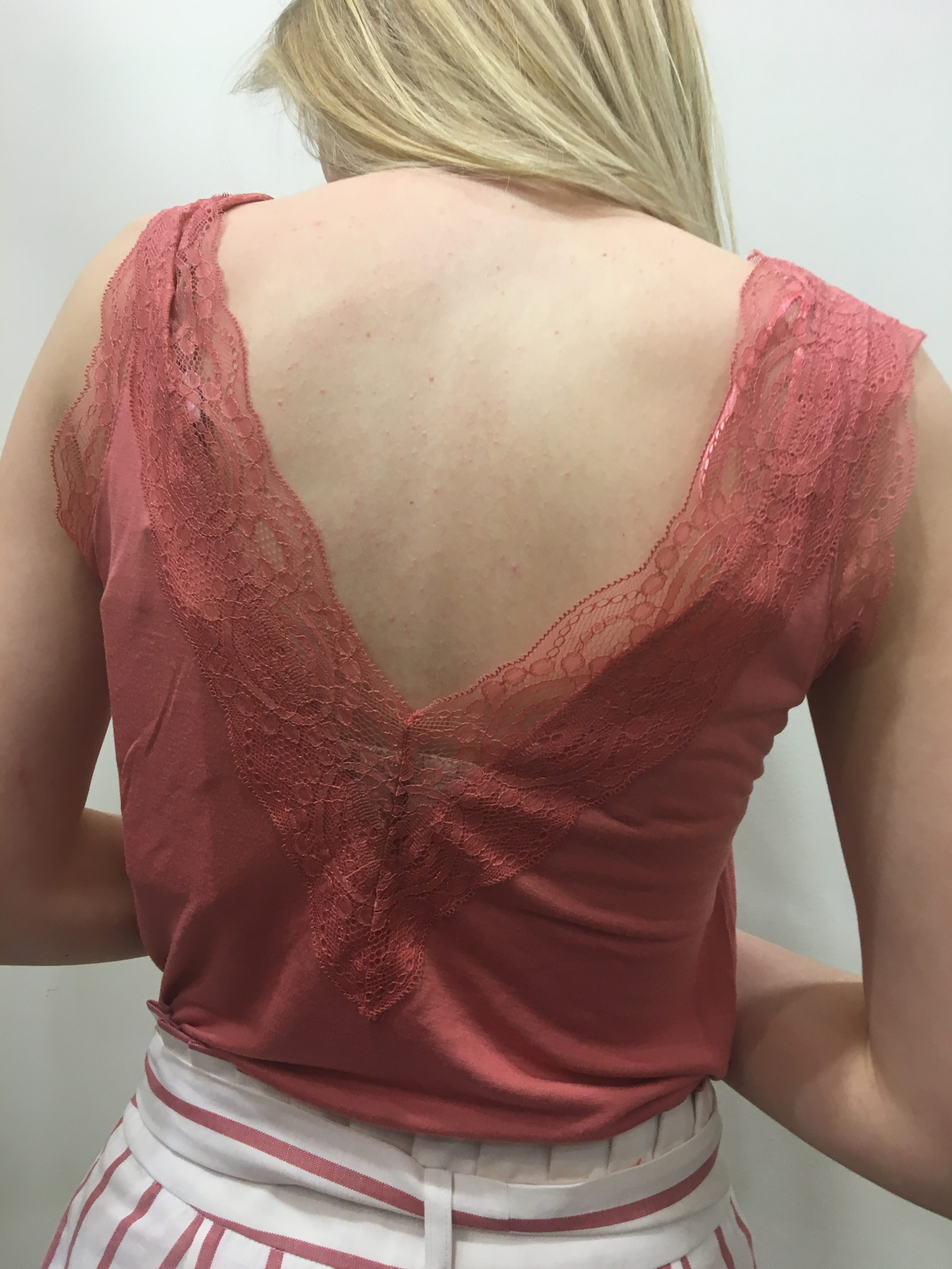 Dos top échancré détail dentelle NAF NAF