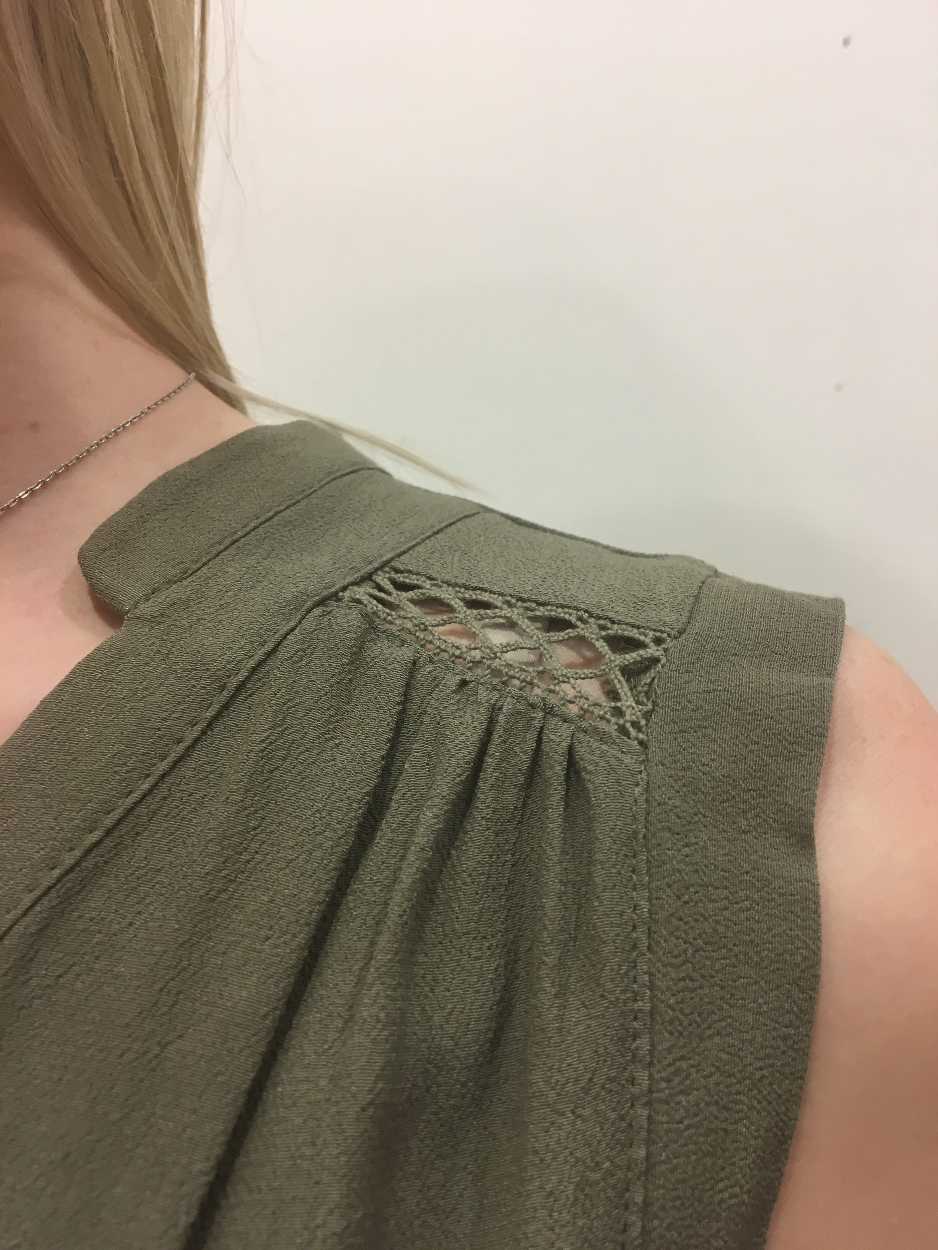 Détail broderie chemise kaki
