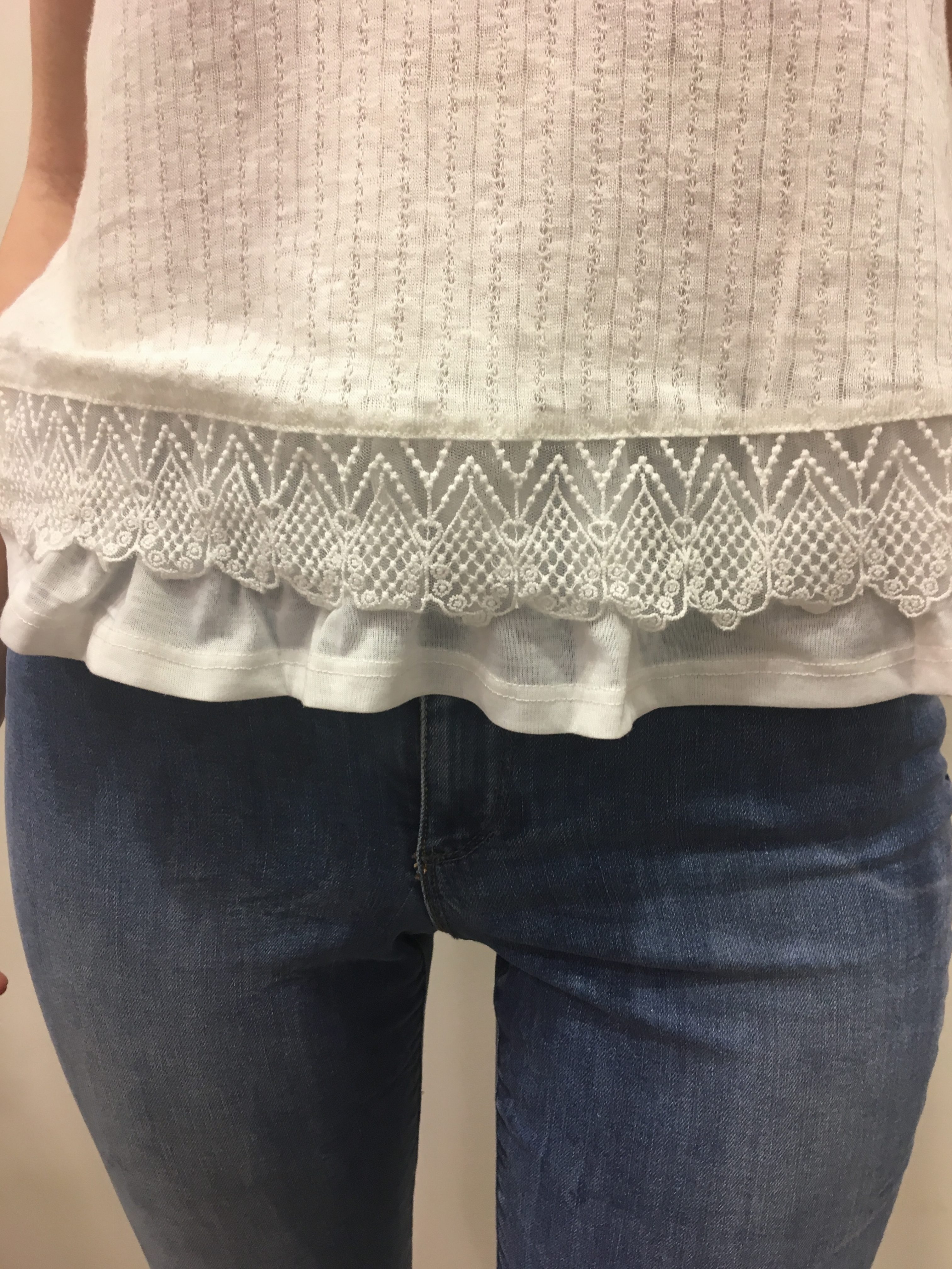 Détail dentelle top en lin NAF NAF