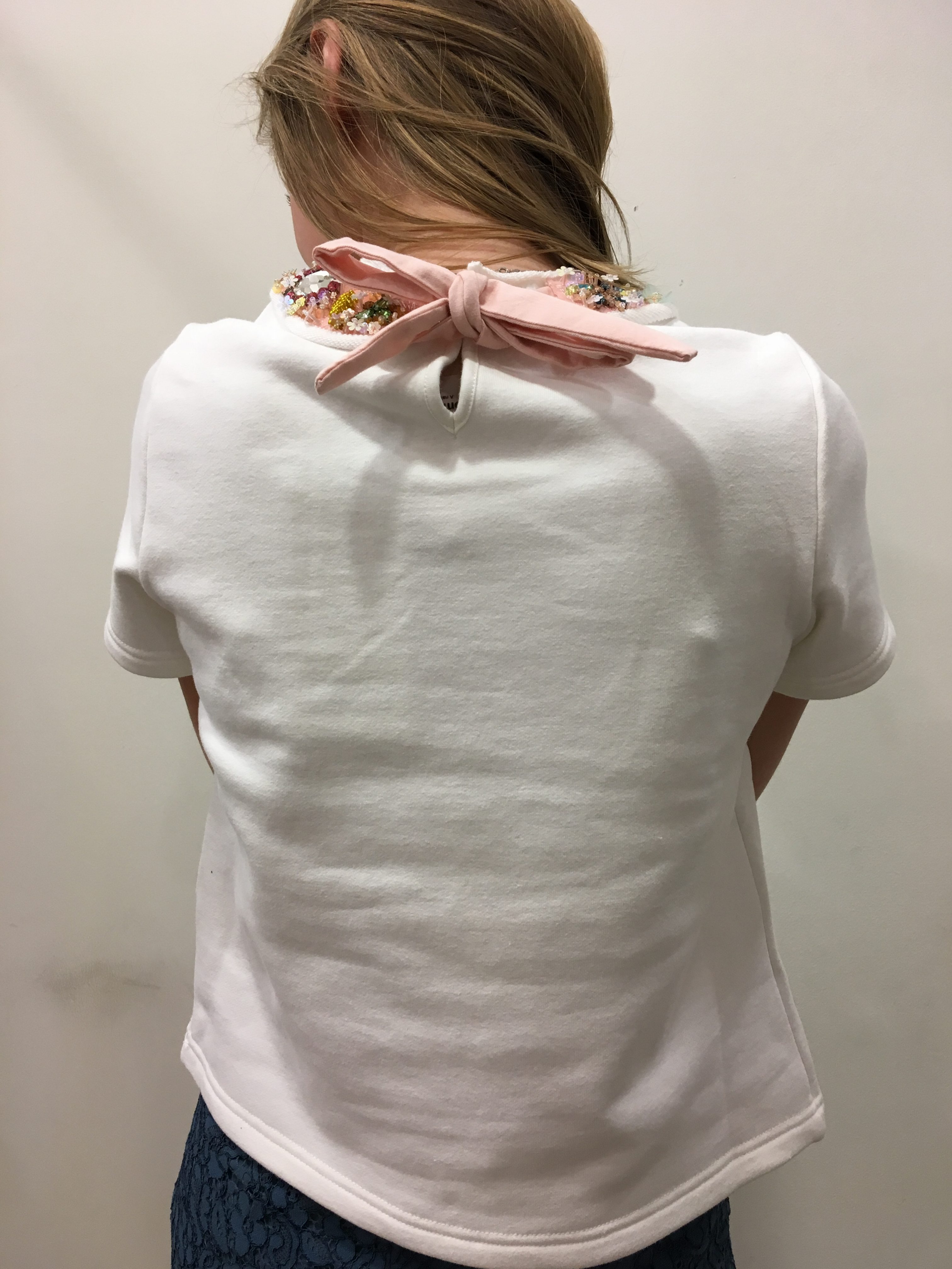 Détail sweat col bijoux NAF NAF