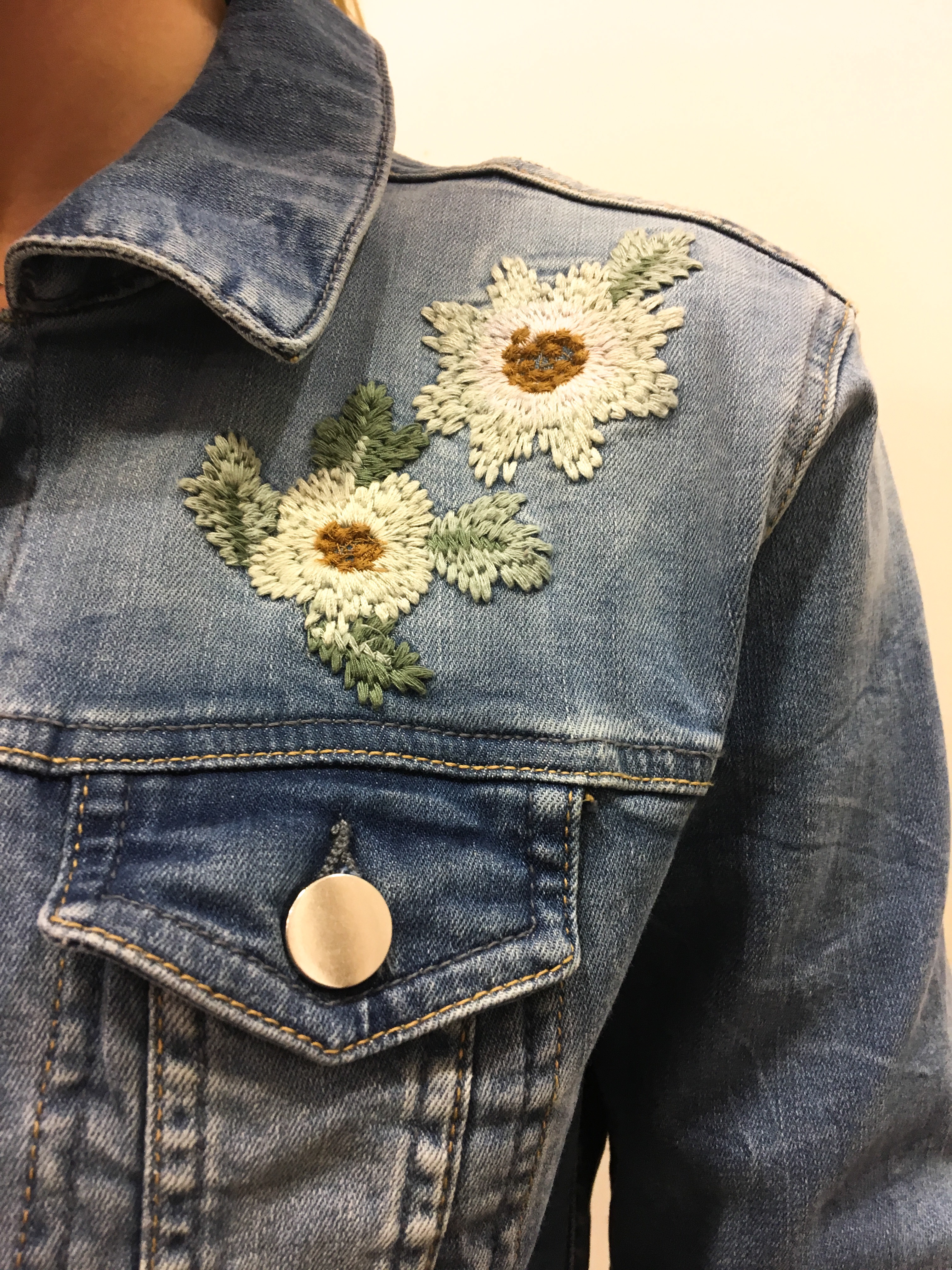 Fleurs brodées veste en jean