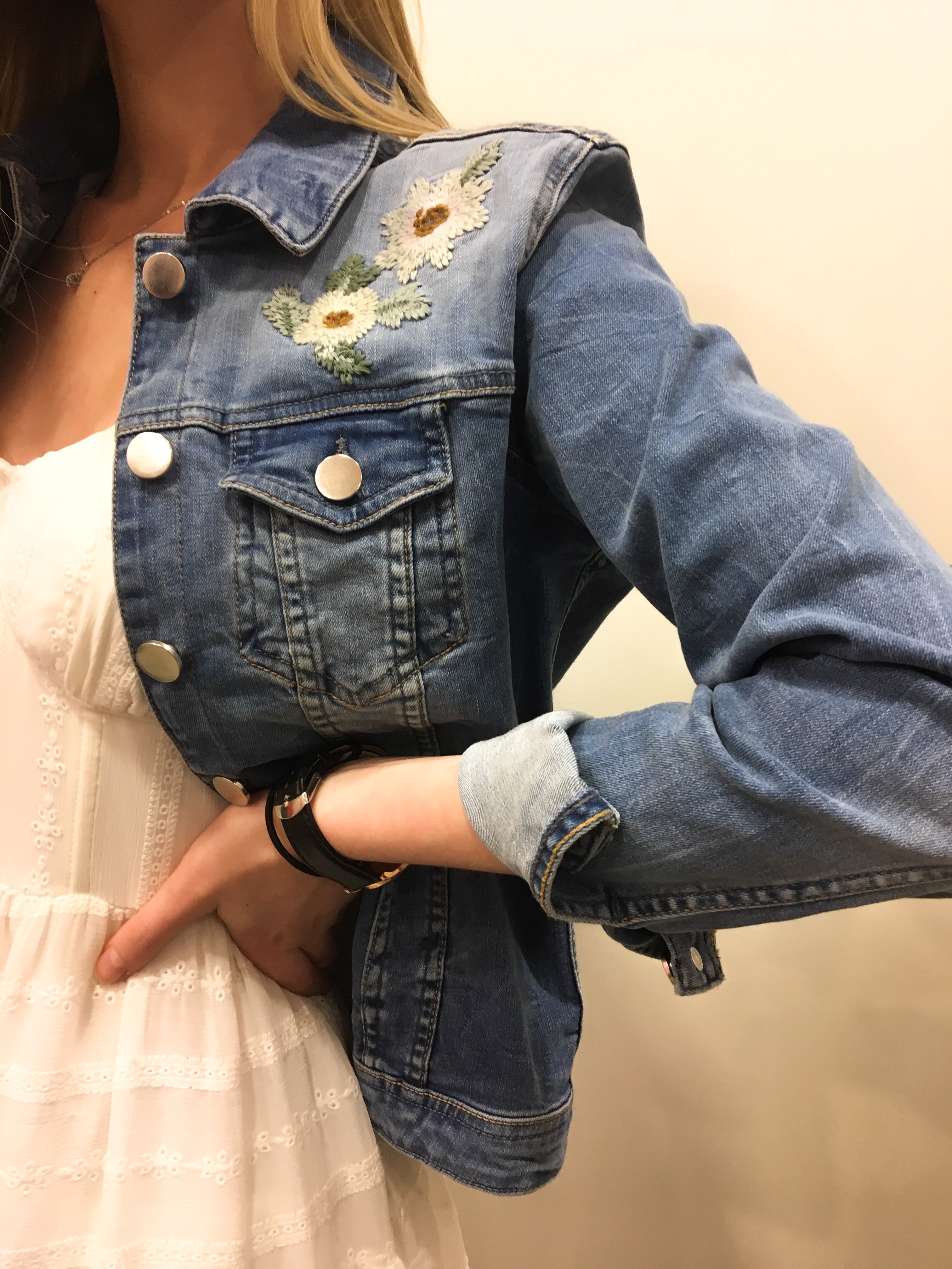 Veste en jean détail broderie NAF NAF