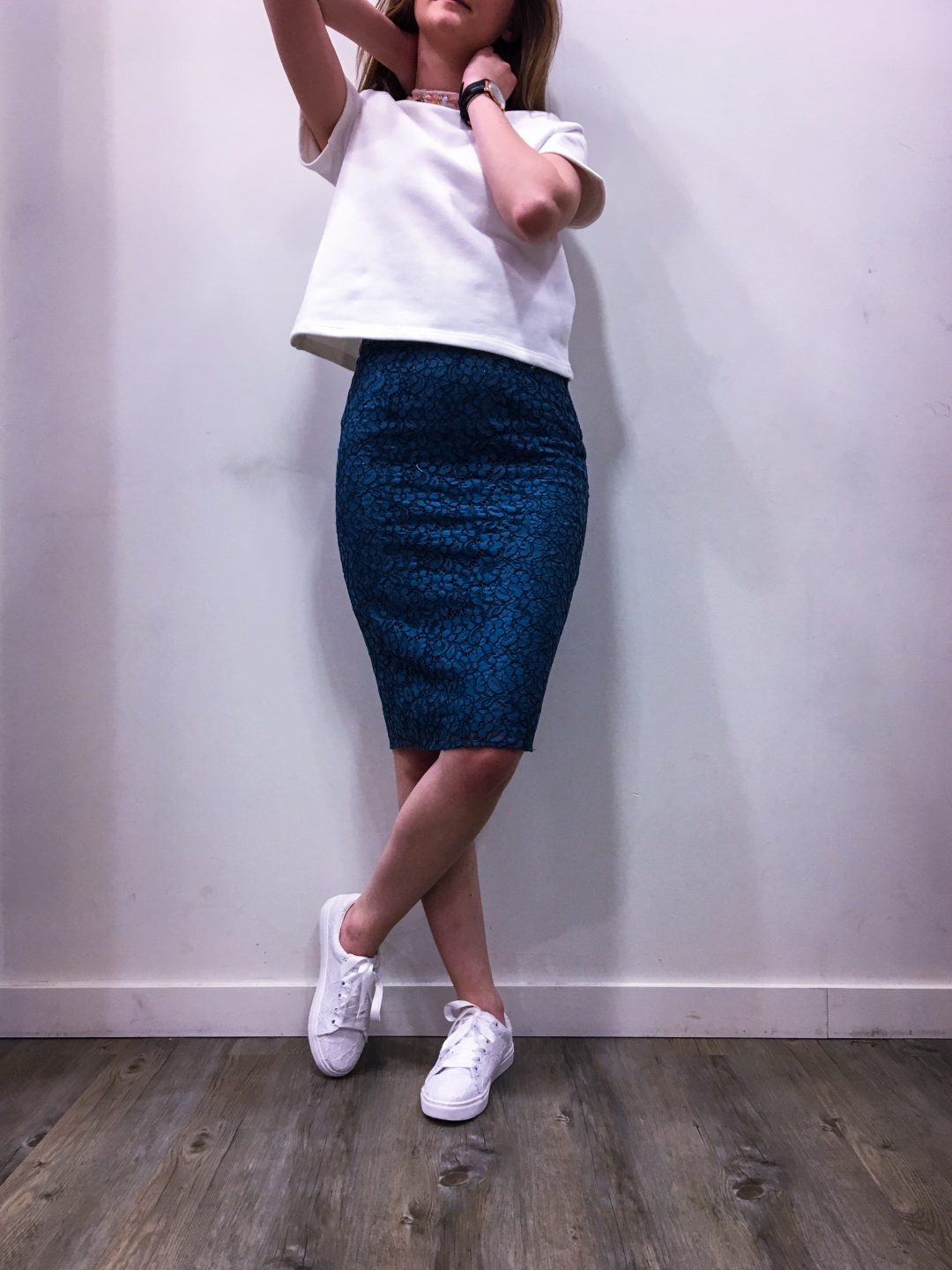 Jupe midi dentellée et sweat col bijouté NAF NAF