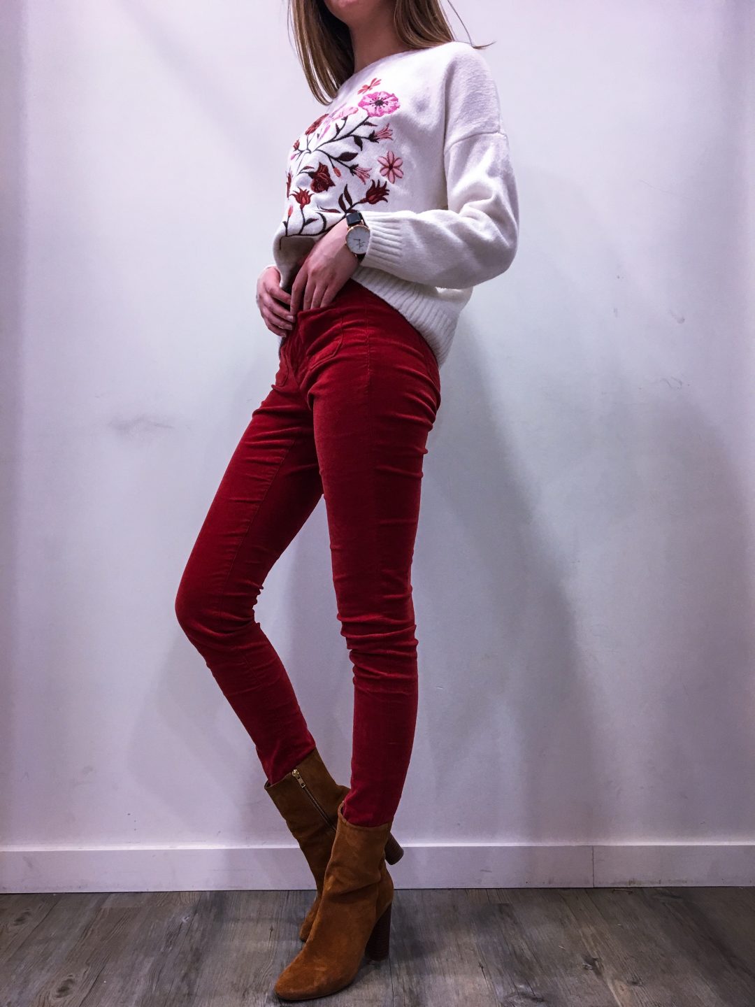 Pull fleuri et velours orangé de NAF NAF