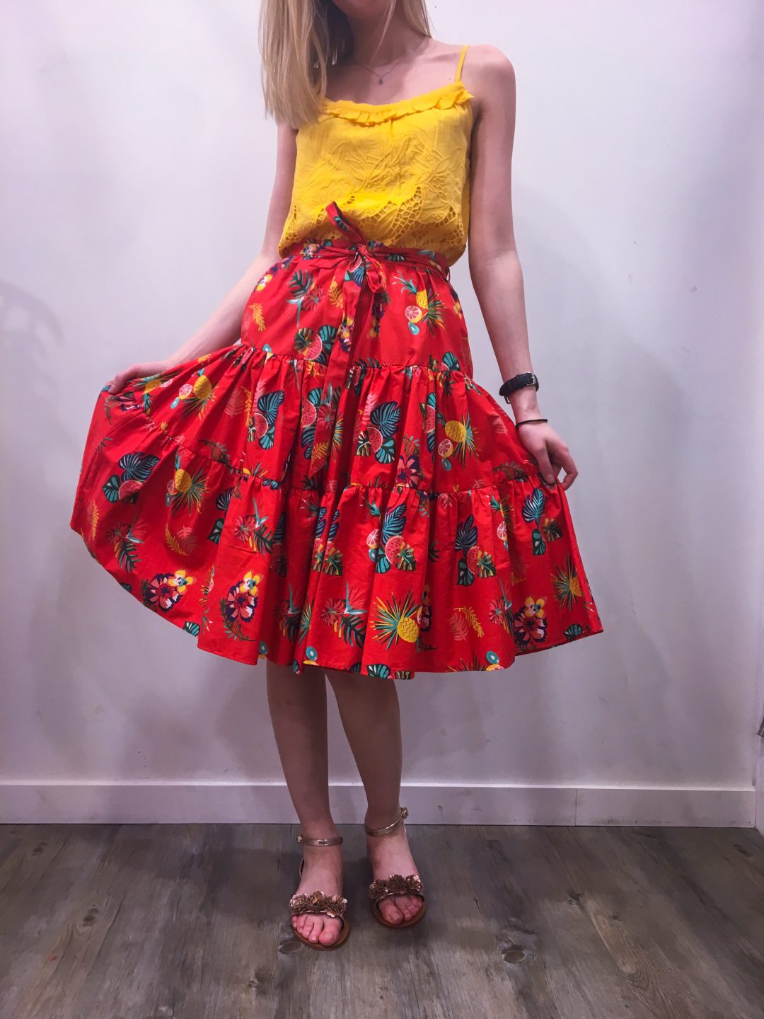 Dentelle ensoleillée et jupe imprimée NAF NAF