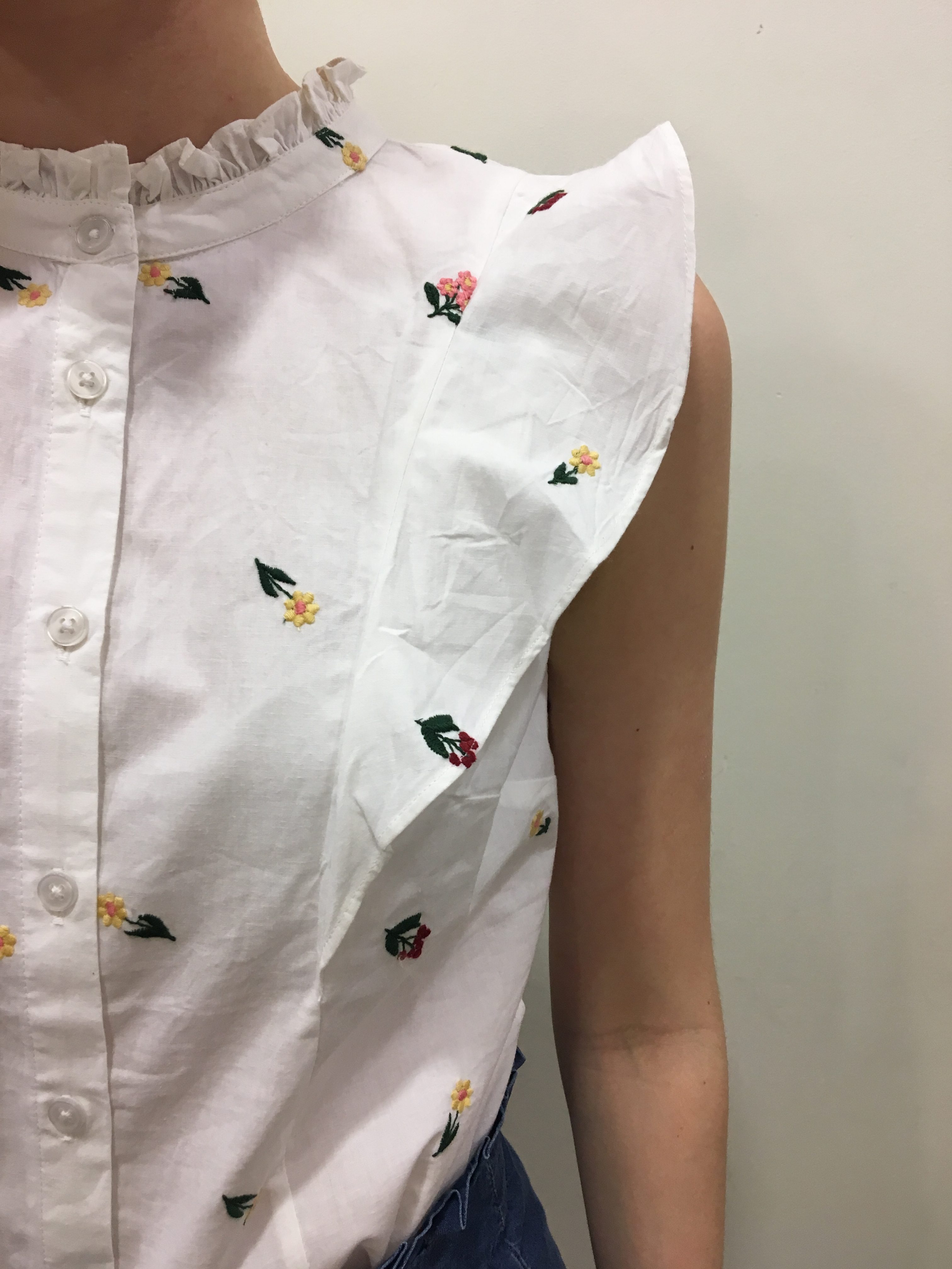 Détails volants chemise NAF NAF