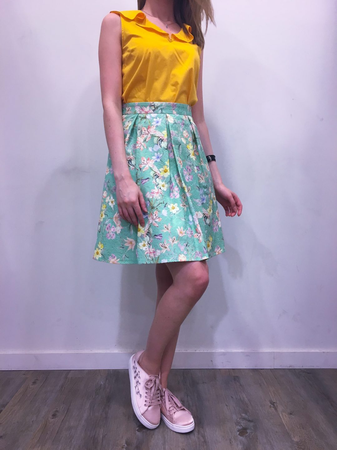 Jupe à fleurs et son coton jaune d'or